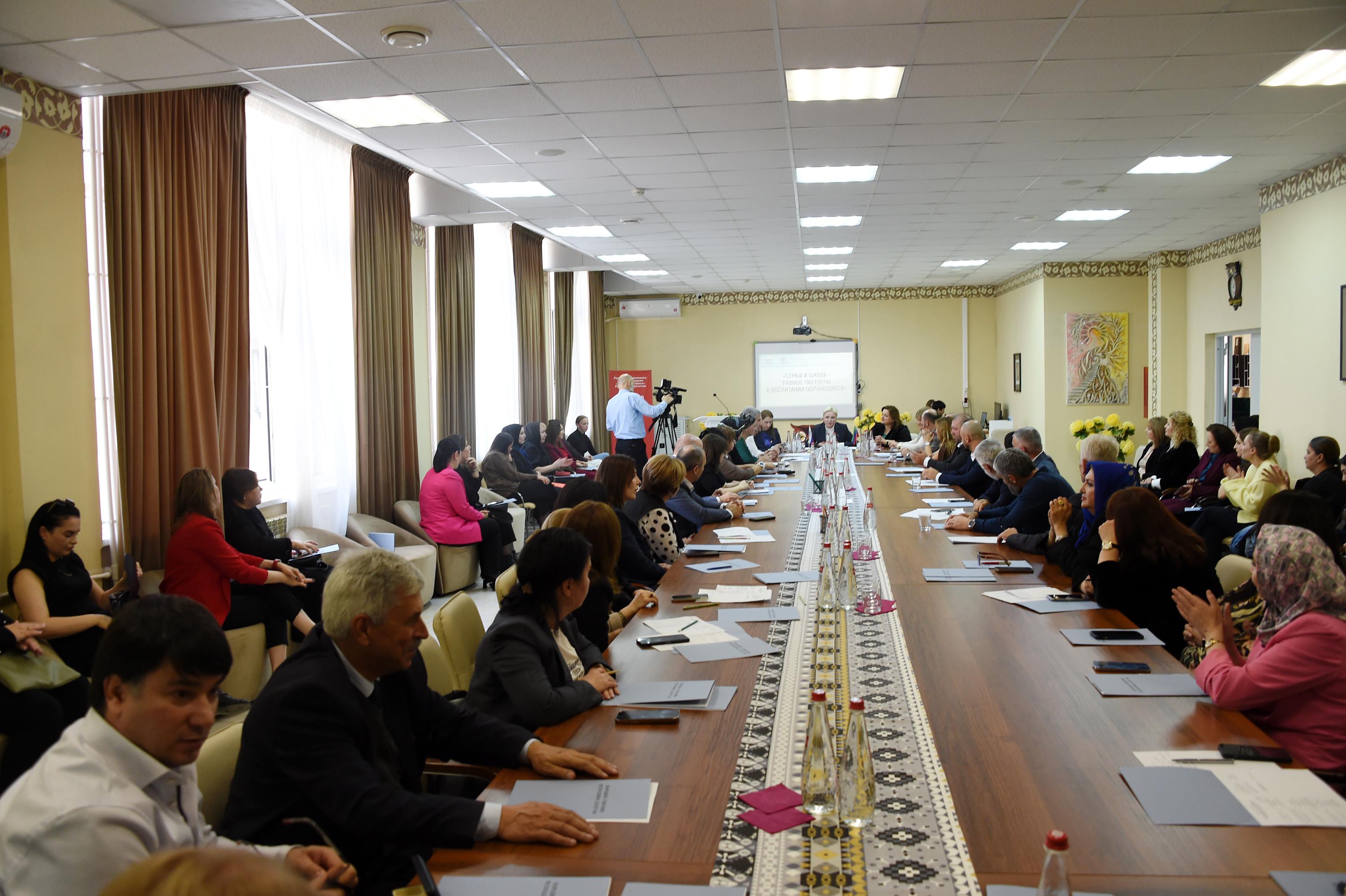 В РЦО прошло выездное заседание Комитета Народного Собрания РД по образованию и науке