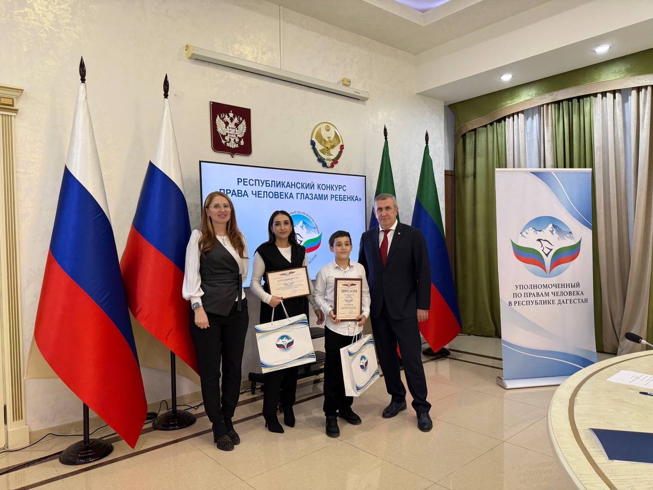 В «Доме Дружбы» прошел финал ежегодного республиканского конкурса «Права человека глазами ребенка»