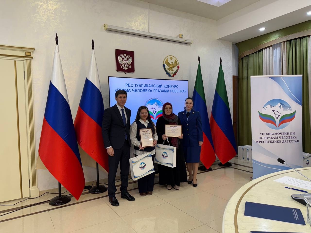 В «Доме Дружбы» прошел финал ежегодного республиканского конкурса «Права человека глазами ребенка»