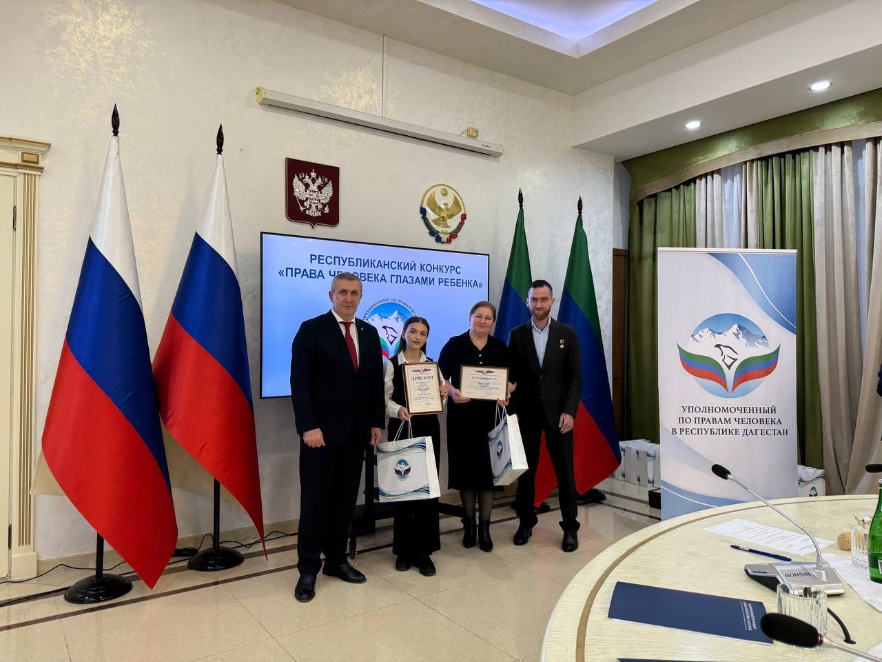 В «Доме Дружбы» прошел финал ежегодного республиканского конкурса «Права человека глазами ребенка»