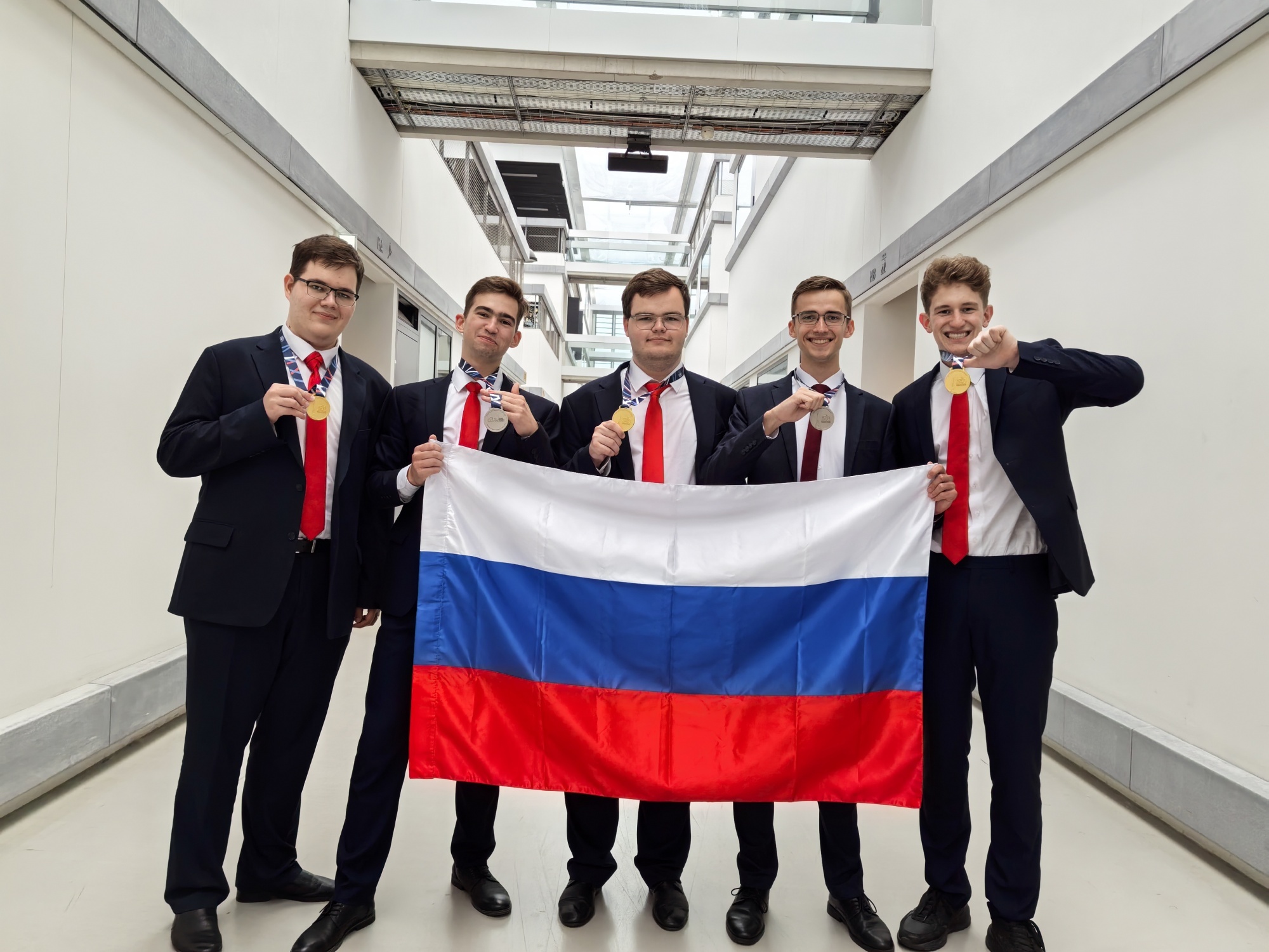 Дмитрий Чернышенко и Сергей Кравцов рассказали об итогах участия российских сборных школьников в международных олимпиадах