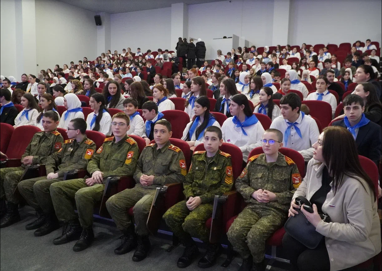 Министр образования и науки Республики Дагестан встретился с активистами Движения первых