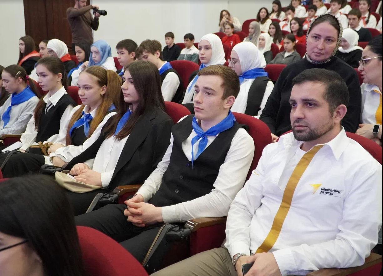 Министр образования и науки Республики Дагестан встретился с активистами Движения первых
