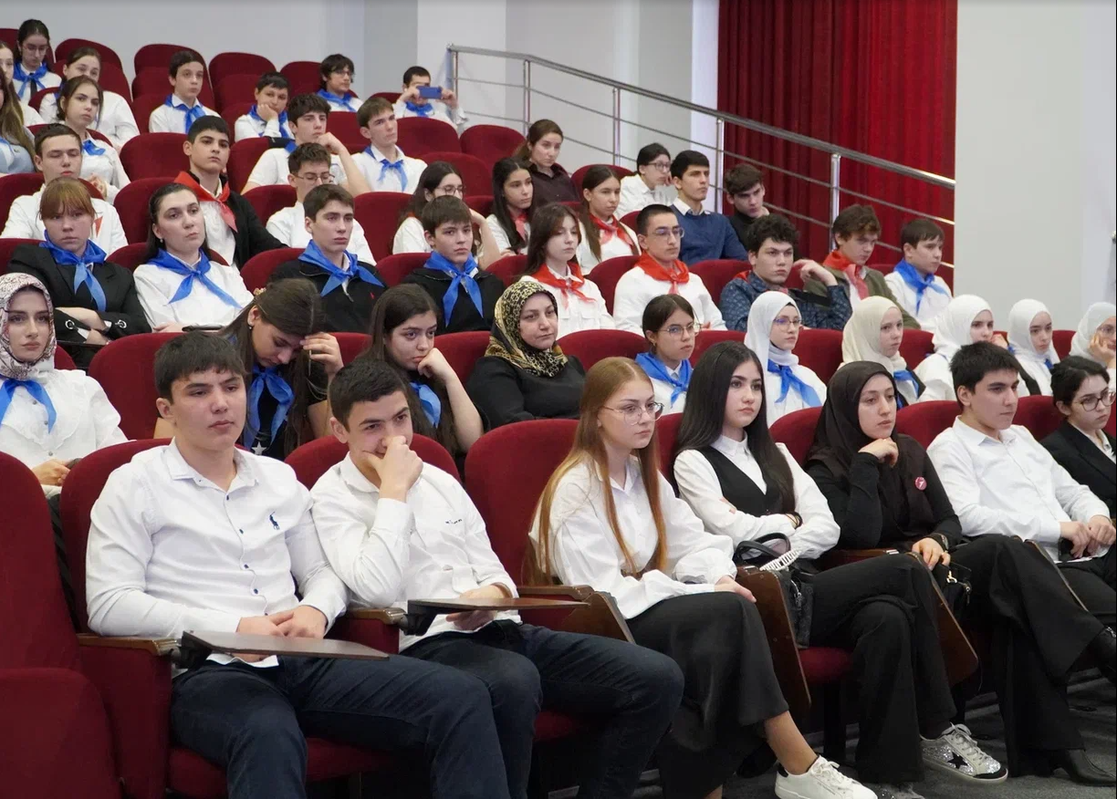 Министр образования и науки Республики Дагестан встретился с активистами Движения первых