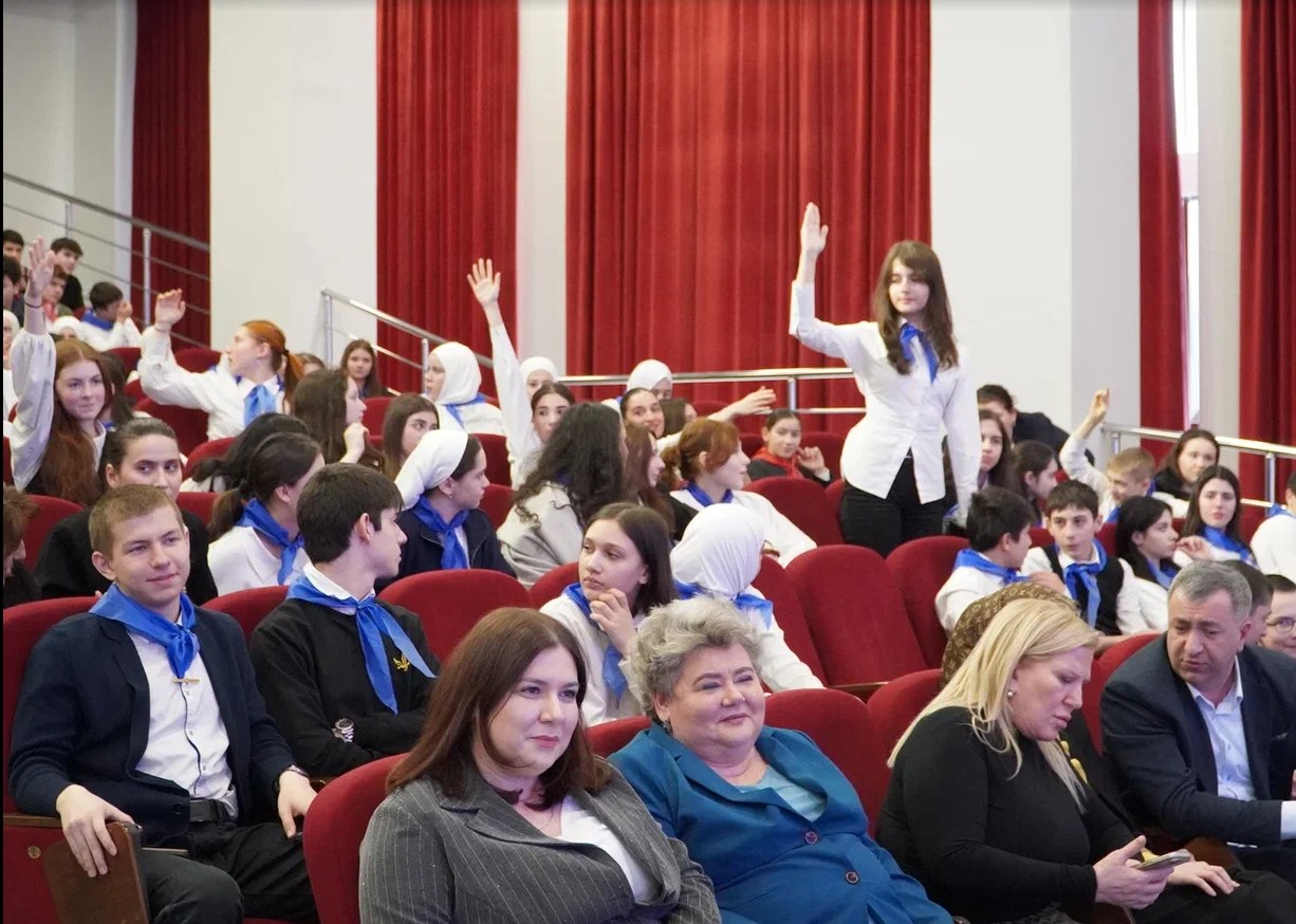 Министр образования и науки Республики Дагестан встретился с активистами Движения первых