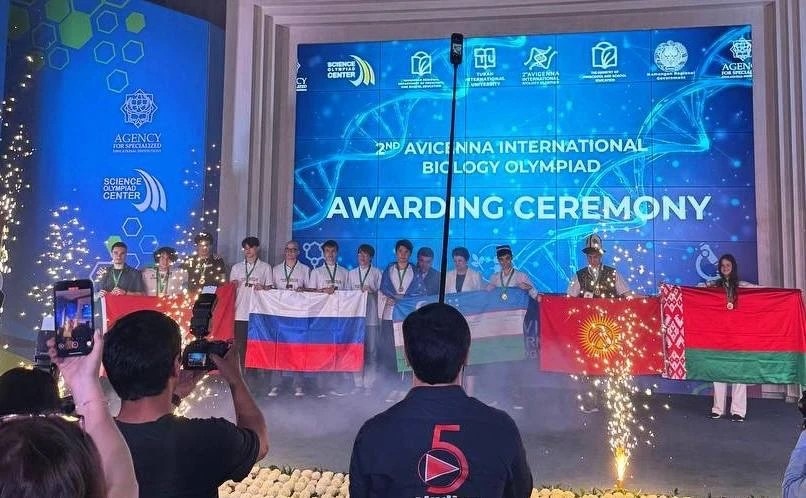 Школьники российской сборной взяли 4 золота на Международной олимпиаде по биологии и принесли команде абсолютную победу