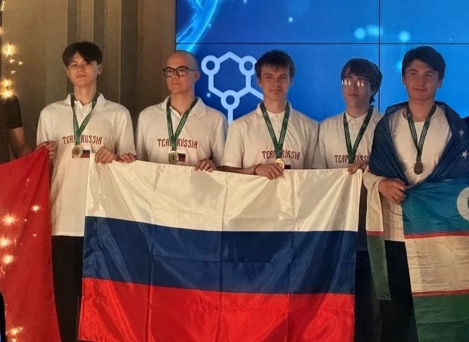 Школьники российской сборной взяли 4 золота на Международной олимпиаде по биологии и принесли команде абсолютную победу
