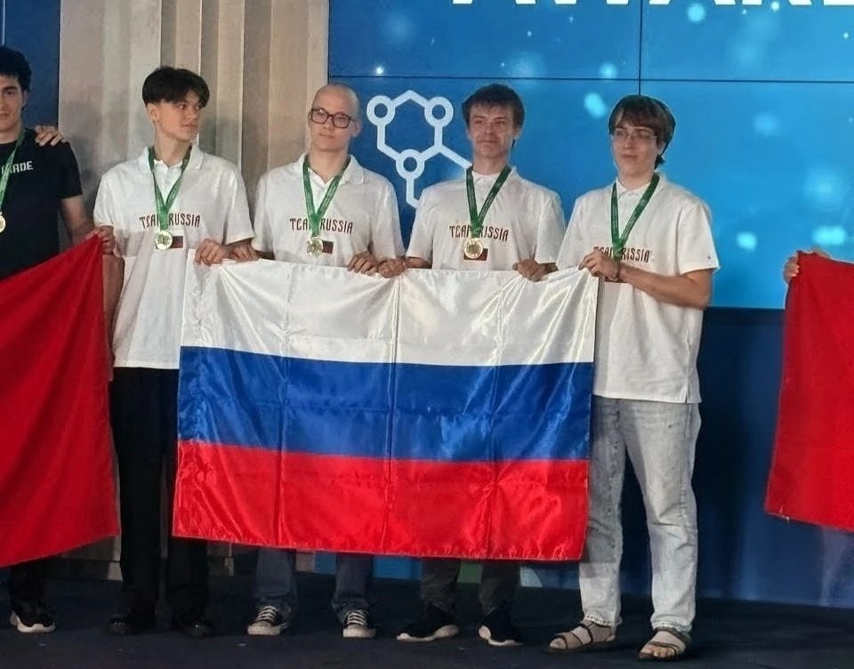 Школьники российской сборной взяли 4 золота на Международной олимпиаде по биологии и принесли команде абсолютную победу