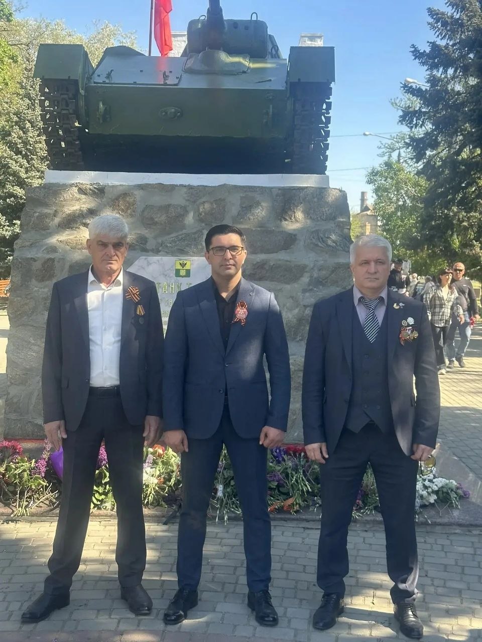 Педагоги, прикомандированные в Запорожскую область, возложили цветы на могилу Героя Советского Союза