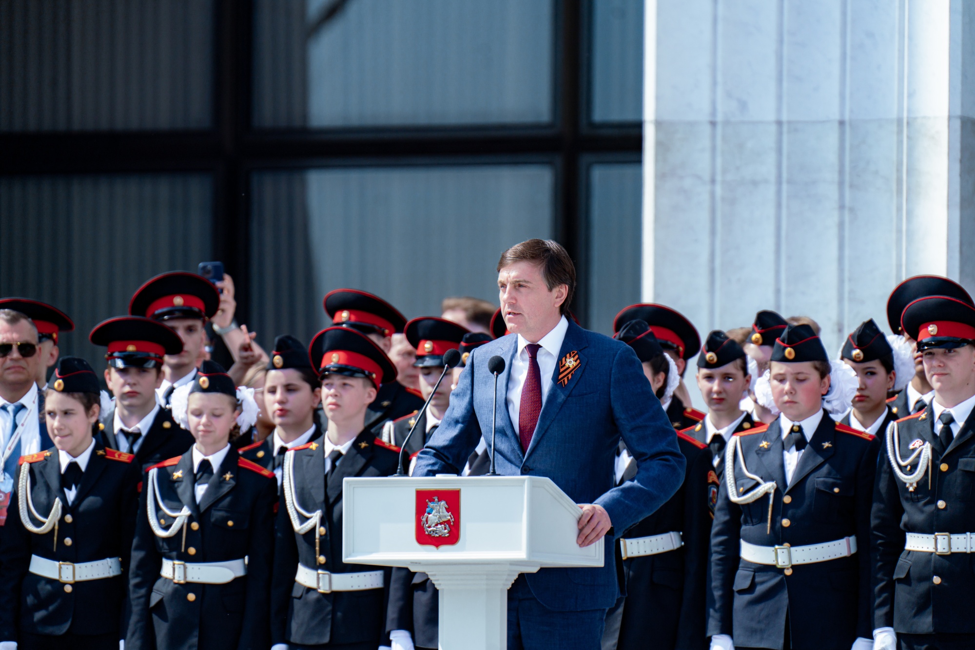 Сергей Кравцов, патриарх Кирилл и мэр Москвы Сергей Собянин приняли участие в параде кадет на Поклонной горе