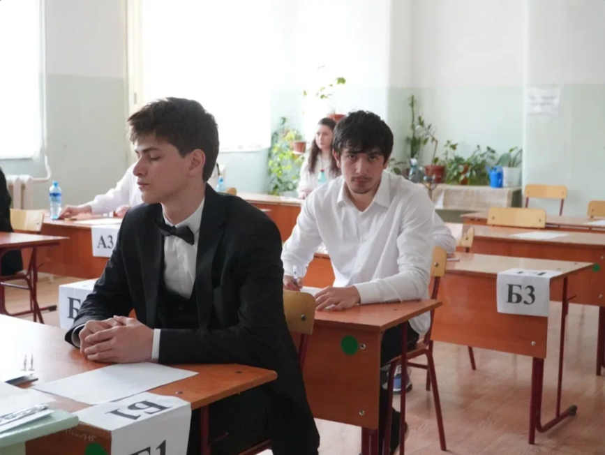 Дагестанские выпускники сдают ЕГЭ по обществознанию и физике
