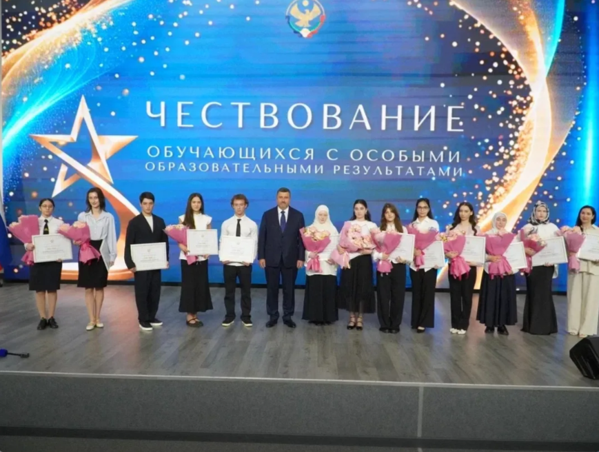 Врио Главы Республики Дагестан Фёдор Щукин вручил денежные сертификаты выдающимся выпускникам региона