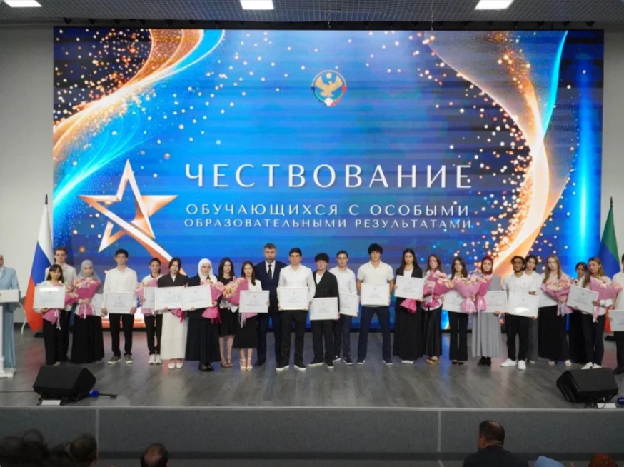 Председатель Народного Собрания РД Заур Аскендеров и Председатель Правительства РД Магомед Рамазанов вручили почетные награды выпускникам