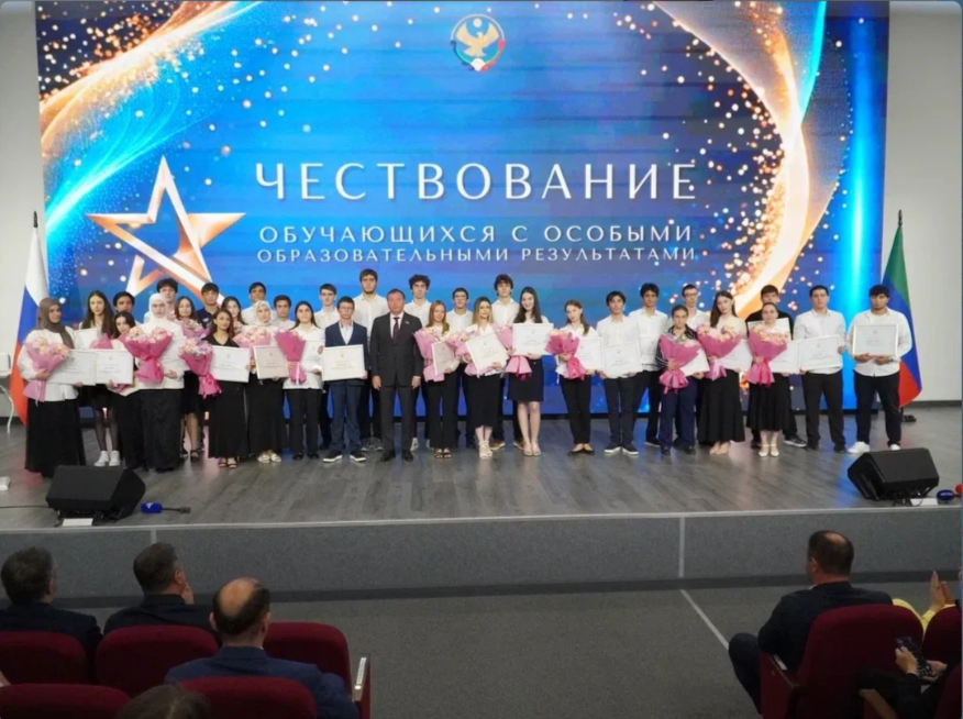 Председатель Народного Собрания РД Заур Аскендеров и Председатель Правительства РД Магомед Рамазанов вручили почетные награды выпускникам